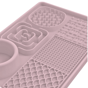 Tapis de Léchage Multifonction 4-en-1 pour Chien - avec Gamelle Anti-Glouton et Zones de Léchage Gros plan tapis léchage rose avec bol intégré et zones texturées, parfait pour occuper le chien, médaille chien.
