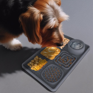 Tapis de Léchage Multifonction 4-en-1 pour Chien - avec Gamelle Anti-Glouton et Zones de Léchage Chien mangeant beurre de cacahuète sur tapis léchage gris, avec zones texturées et friandises, médaille chien.